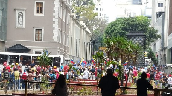 Chavistas y opositores se enfrentan en los alrededores del CNE