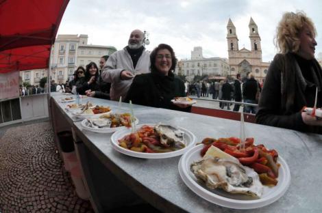 La celebración este fin de semana de tres fiestas gastronómicas en Cádiz marca el inicio del Carnaval 2016