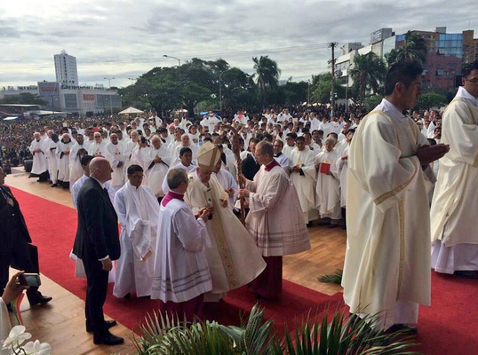El papa Francisco oficia misa multitudinaria en Bolivia