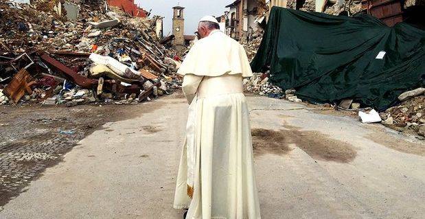 El Papa Francisco les pidió a los supervivientes del terremoto que “vayan adelante, siempre hay futuro'