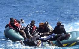 Quince rescatados, entre ellos un bebé, en una neumática en aguas del Estrecho