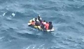Rescatadas 29 personas, entre ellas un bebé, que trataban de cruzar el Estrecho en tres hinchables
