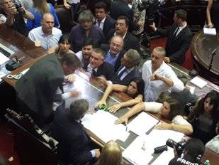 Represión afuera del Congreso y escándalo adentro con los diputados