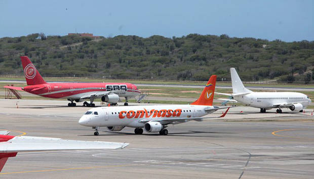 Pilotos venezolanos emigran y caen los vuelos nacionales