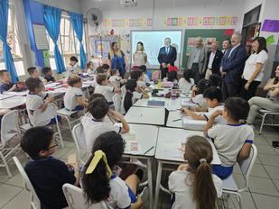 El presidente del Parlamento de Galicia visita el Instituto Santiago Apóstol de Buenos Aires