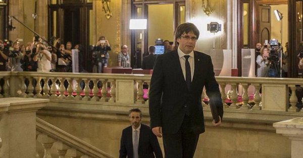 Puigdemont gana tiempo: 'Asumo el mandato del pueblo para que Cataluña se convierta en un Estado independiente en forma de República'