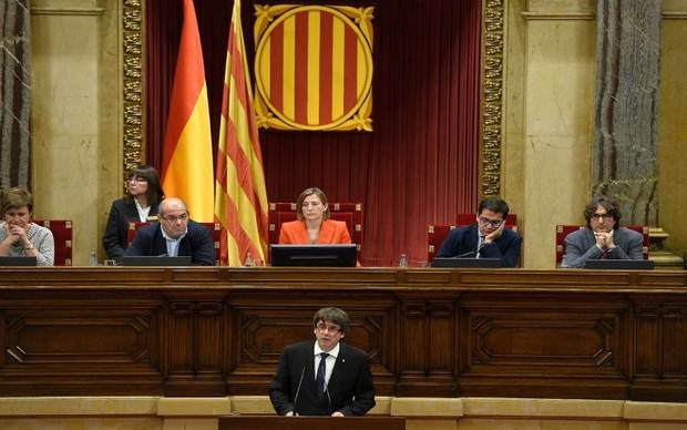 Puigdemont suspende la declaración de independencia y abre proceso de diálogo