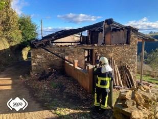 Incendio consume por completo una casa en Sangreña, Pravia