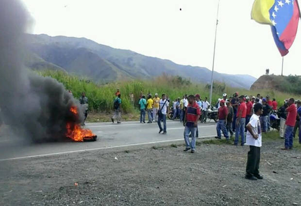 Colectivos quemaron autobuses para impedir paso de manifestantes en La Victoria