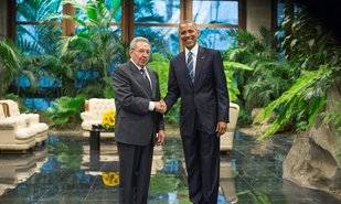 Raúl Castro recibe al presidente de EE.UU en el Palacio de la Revolución