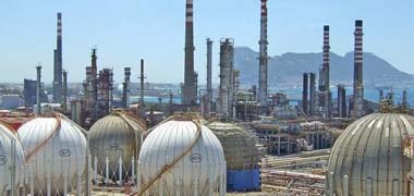 Ecologistas ve 'innecesaria' otra refinería en la Bahía de Algeciras 'que agravaría la situación sanitaria'
