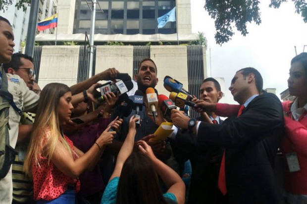 Requesens denunció ante el Ministerio Público agresiones de la GNB en el CNE