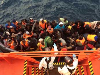 Rescatados 14 varones de una patera a 66 millas de Cabo de Gata
