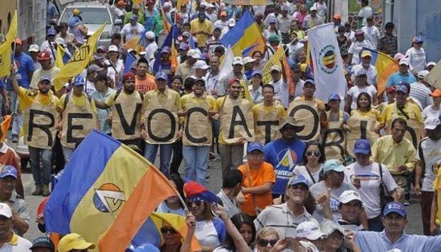 Oposición marcha hacia ente electoral por referendo contra Maduro