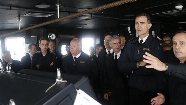 El Rey presencia en el Golfo de Cádiz ejercicios de la OTAN en una jornada complicada por el mal tiempo