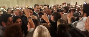 Felipe y Letizia dejaron de lado el protocolo en su encuentro con la colectividad