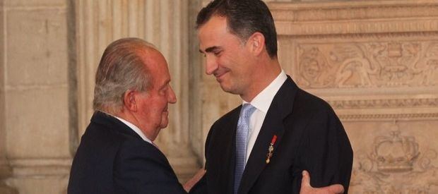 El rey Juan Carlos, cercado por los escándalos, anuncia que abandonará España