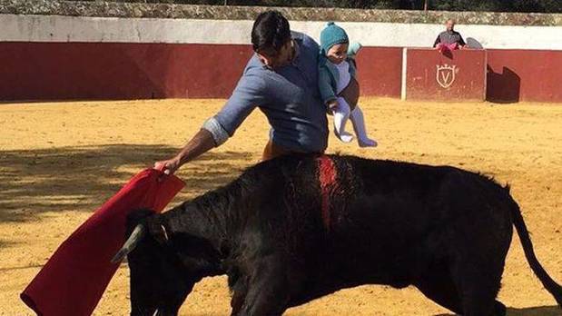 El Defensor del Menor de Andalucía eleva a Fiscalía la foto de Fran Rivera toreando con su hija