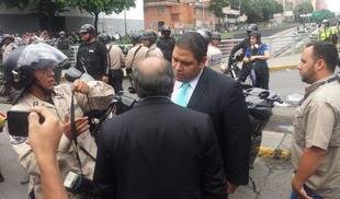 Rector Rondón partió en moto hacia Plaza Venezuela para recibir documento de la MUD