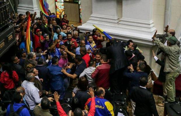 Chavistas irrumpieron en la Cámara en debate por posible destitución de Maduro