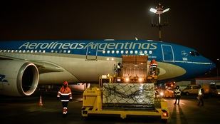 Sale el cuarto vuelo de Aerolíneas Argentinas para traer vacunas desde Moscú