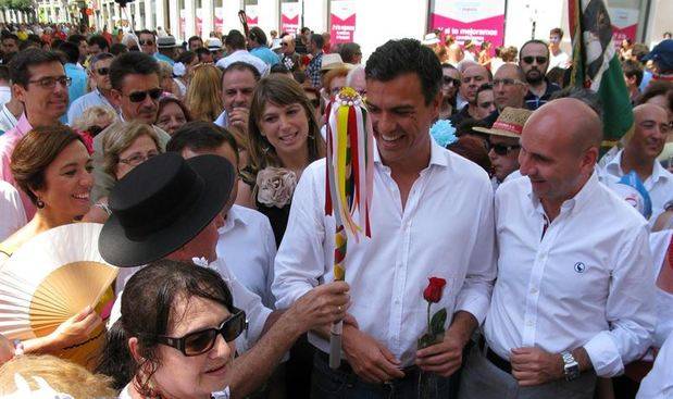 Pedro Sánchez brinda con vino de Málaga y disfruta de los verdiales