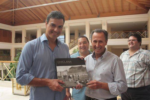 Pedro Sánchez, de vacaciones en Chiclana, mantiene un encuentro con el alcalde de la localidad