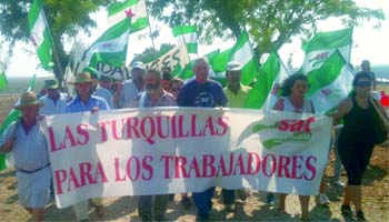 El SAT protesta ante la finca 'La Isla' sin ocuparla