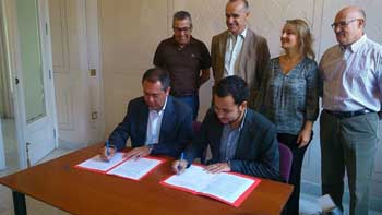 Espadas firma los acuerdos con IU y Participa para proclamarse alcalde