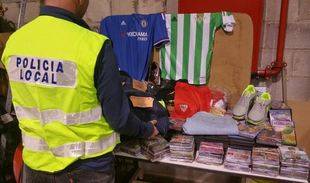La Policía Local sevillana interviene más de 20.000 artículos falsificados en una operación contra la piratería