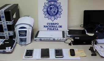 Siete detenidos en sevilla por defraudar 250.000 euros falsificando tarjetas bancarias