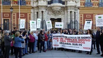Protesta ante San Telmo de intérpretes de lengua de signos en Canal Sur