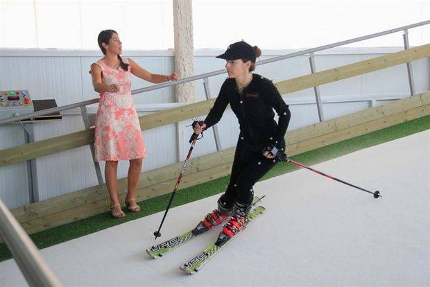 Crean en Granada un simulador para aprender a esquiar sin pisar la nieve