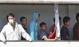 Unos 200 inmigrantes, entre ellos sirios, llegan al puerto de Málaga desde Melilla
