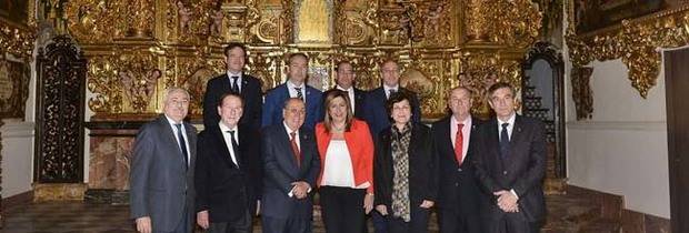 Susana Díaz mantiene la primera reunión del Gobierno andaluz con los consejos de hermandades y cofradías