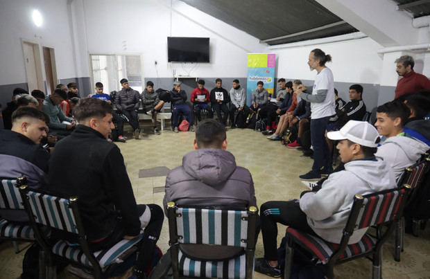 El INJUVE realizó un taller sobre consumos problemáticos para jóvenes de la reserva del Deportivo Español
