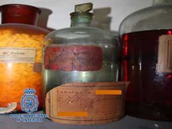 Agentes de los Tedax retiran un frasco de nitroglicerina hallado en una farmacia de Granada