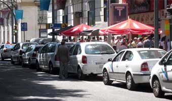 Unos 2.000 taxistas colapsan Málaga en protesta por liberalización del sector