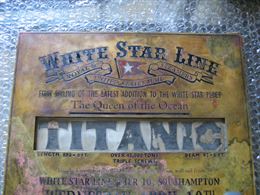 Aparece en Granada una placa original del Titanic