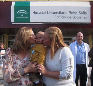 Primer trasplante de hígado en España entre una abuela y su nieto de un año