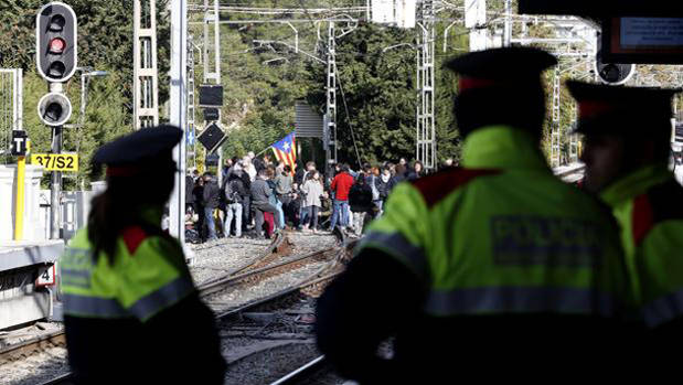 Catalanes cierran calles y vías del ferrocarril en protesta por el encarcelamiento de sus líderes