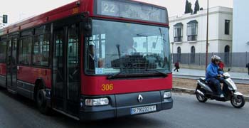 Un vecino de Sevilla detiene un autobús de Tussam sentándose ante él después de haberlo perdido