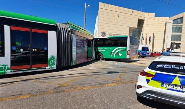 Nueve heridos leves tras choque entre autobús y Metro en Granada