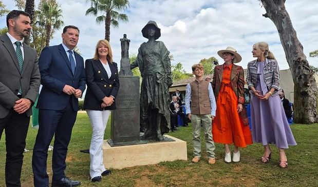 Inauguran escultura en honor a la autora del Monumento a Colón por su 150º aniversario