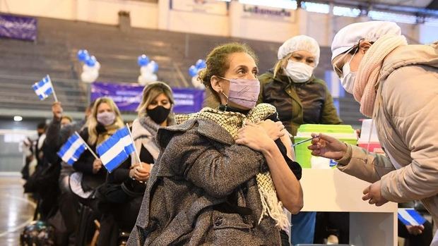 Llegaron al país 400 mil dosis de vacunas AstraZeneca donadas por España