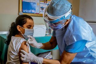 Vacunarán a niños y niñas contra el Covid en 2.600 escuelas bonaerenses