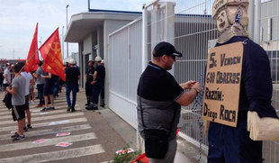 Varios trabajadores de Vestas se encierran en la Oficina Territorial de Trabajo de León
