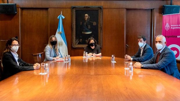 Vizzotti le pidió al presidente de Astrazeneca Argentina los plazos de entrega de vacunas
