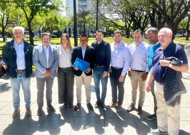 La Xunta reivindica el papel del Centro Gallego de la Plata y consolidará los lazos con la emigración gallega con un mojón del Camino de Santiago