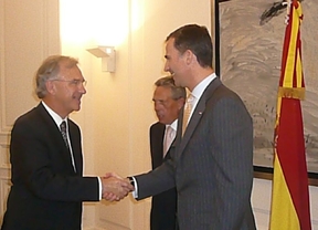 El presidente de la Cámara Española Guillermo Ambrogi saludando al Príncipe Felipe